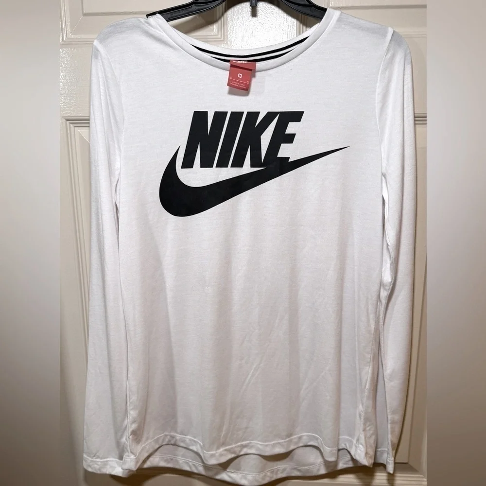 Nike Essentials long sleeve tshirt White/Black Size Medium